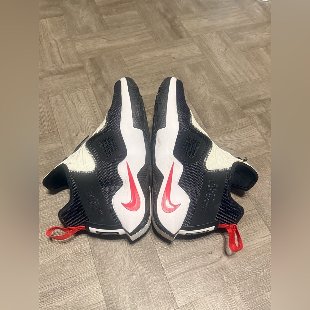 Nike - Picture 4 of 6